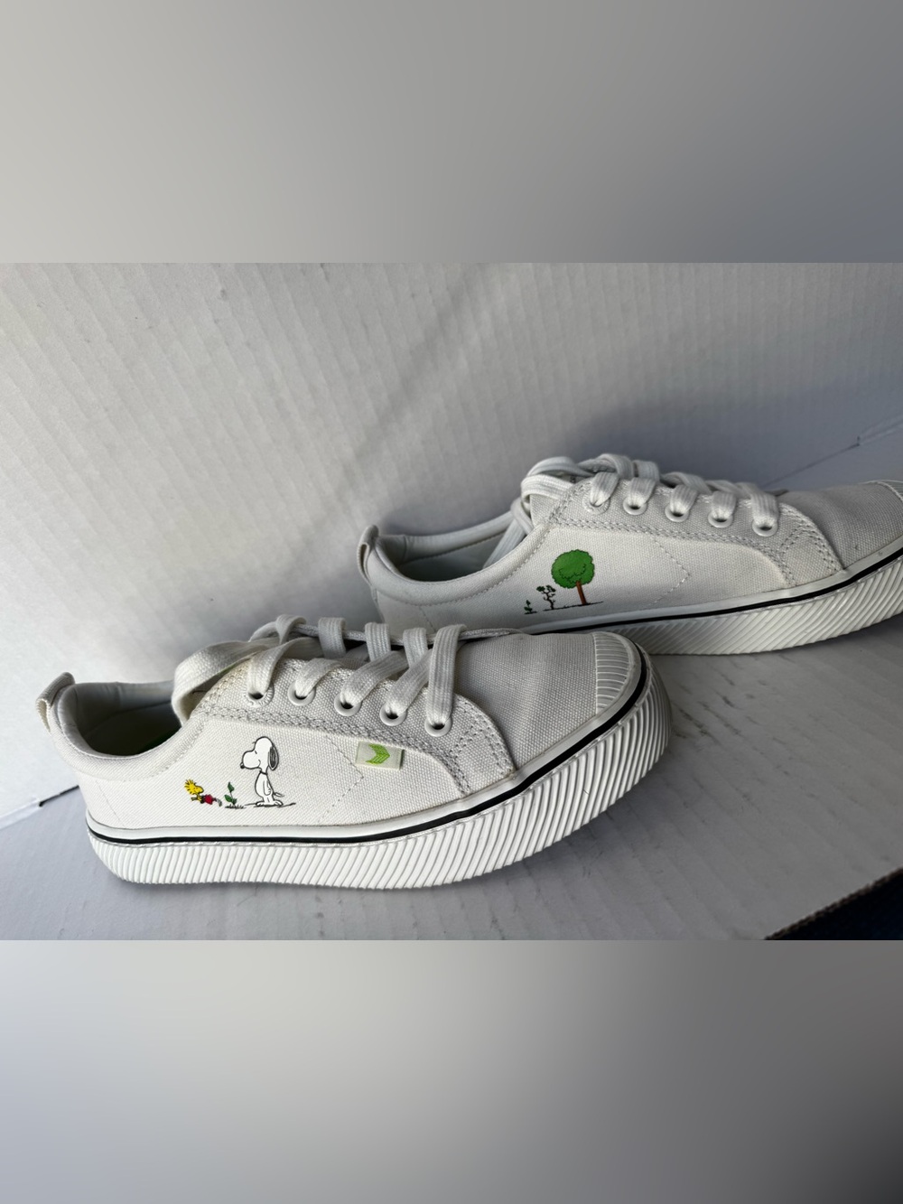 Cariuma x Peanuts White Canvas Low Top Sneaker Women's 7.5 Men's 6 Earth Day